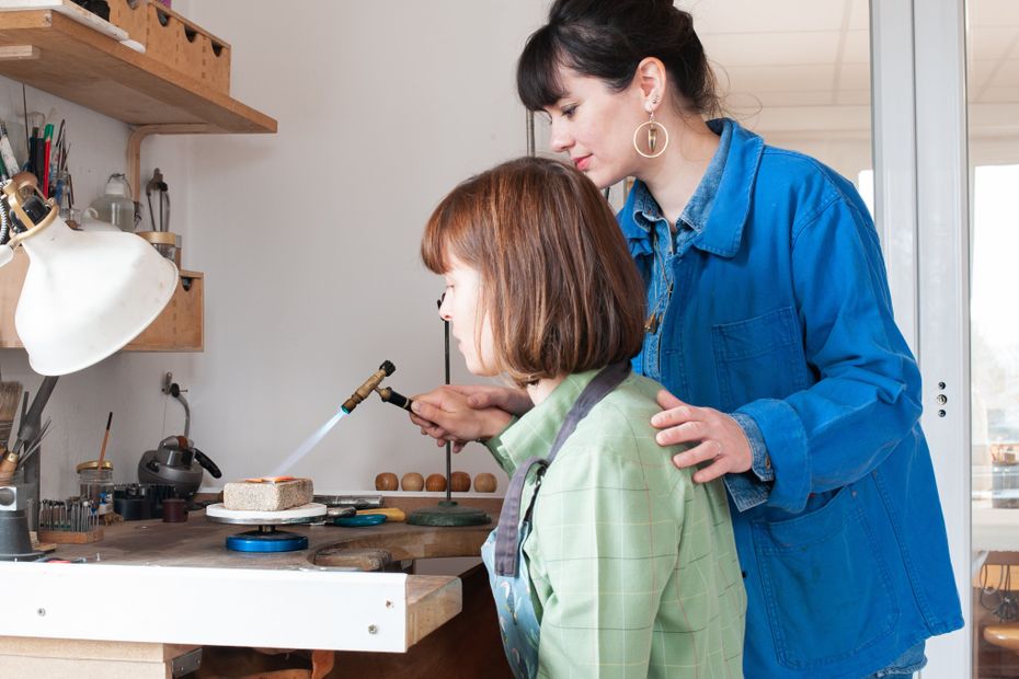 Make yourself a leather bag, a knife, a perfume or pretzels, this is the offer of a group of craftsmen