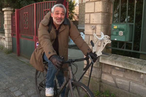 Violon sur le dos, béquilles à la main, Benjamin se déplace en vélo malgré tout son équipement