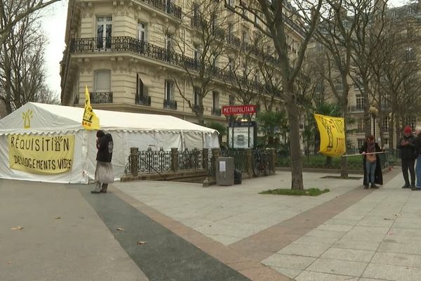 Sous les très chics fenetres du 7e arrondissement, la tente de la DAL accueille les personnes en quête d'un toit