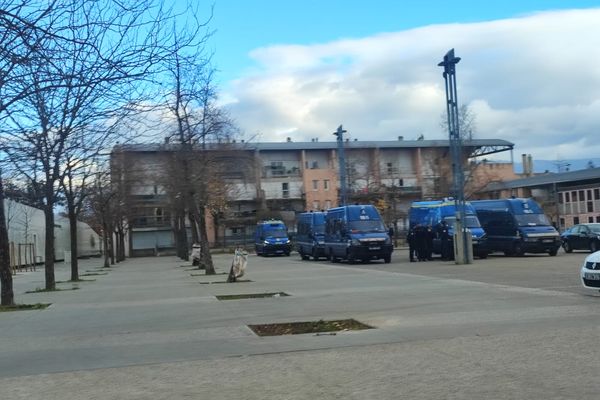 Des forces de l'ordre supplémentaires ont été déployées dans le quartier de la Monnaie à Romans-sur-Isère, ce samedi 25 novembre 2023.