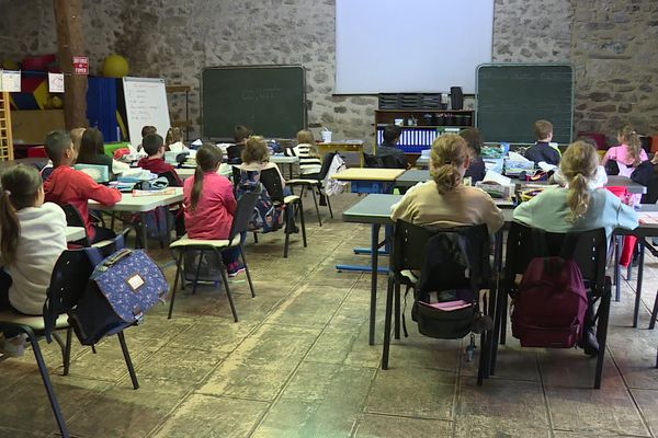 Le centre de loisirs a été transformé en salle de classe.