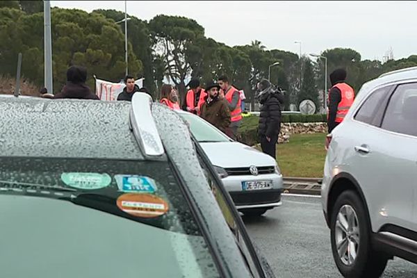 Le chauffeurs de VTC laissent passer les véhicules au compte-gouttes.