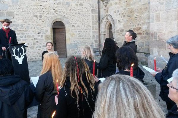 Les associations Causa et Instinct ont manifesté ce matin lors d'une bénédiction d'équipages de chasse à cour, à Gouzon.