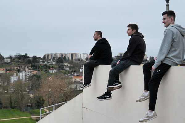 De gauche à droite : Alexis Couture, Sacha Pinaud, Paul Troubat (Poitiers Parkour).