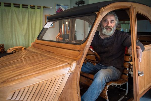 Michel Robillard a réussi son pari fou de construire et faire rouler une 2CV en bois. Il lui a fallu 6 ans et 5000 heures de travail. 