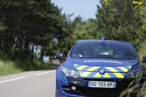 A Bourg-Lastic dans le Puy-de-Dôme, un gendarme a eu un accident de la route pendant son service. La remorque d'un poids-lourd aurait percuté la voiture des gendarmes. 