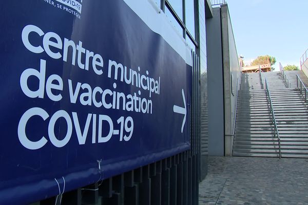 Le centre de vaccination de l'hôtel de ville fonctionne au ralenti depuis plusieurs semaines. Il ferme ce vendredi 25 mars à 14h.