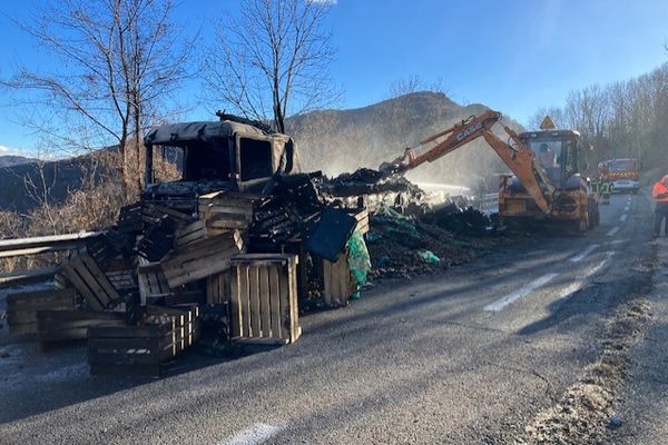 Un camion transportant 11 tonnes de kiwis en feu au col de l'Escrinet