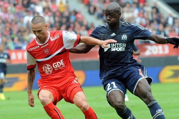 Anthony Le Tallec, sous les couleurs de Valenciennes (à gauche), à la lutte avec le Marseillais, Souleymane Diawara. 