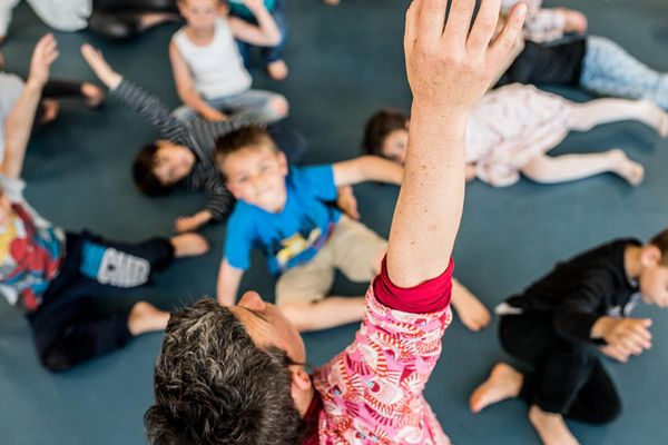 Avant le festival Puy-de-Mômes à Cournon d'Auvergne (du 10 au 20 avril 2017) la compagnie Jeanne Simone intervient dans les classes pour sensibiliser les enfants à l'art de la danse. 