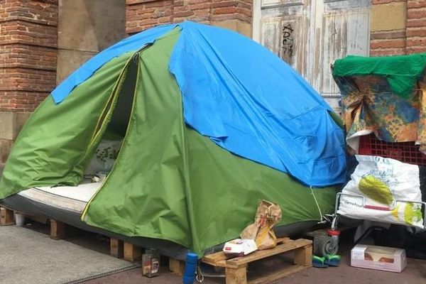 Une tente installée dans le quartier St-Cyprien à Toulouse. 