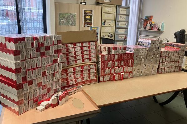 304 cartouches de cigarettes et 2 340 euros saisis dans le 15eme arrondissement de Marseille.