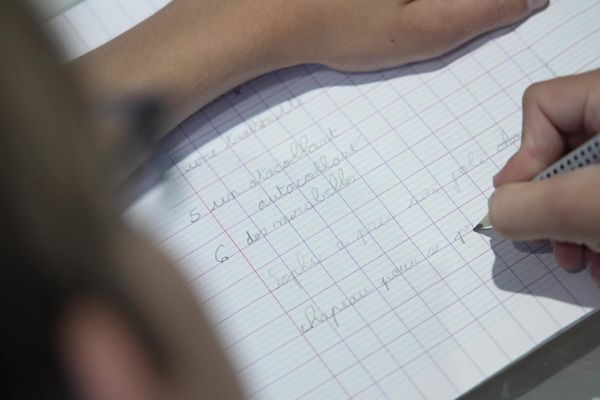 La dysgraphie est un problème d'écriture dans lequel les enfants ne parviennent pas à organiser et à coordonner leur écriture.