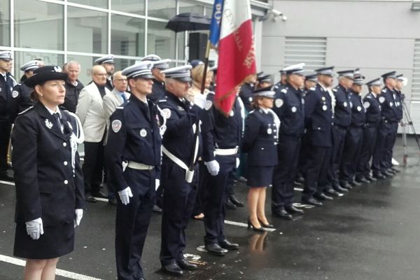 Dans la cour de l'Hôtel de Police de Clermont-Ferrand, les policiers ont rendu hommage à leurs collègues morts pour la France.