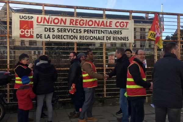 Les surveillants de prison rassemblés devant la direction interrégionale à Rennes 