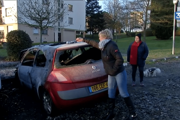 Les voitures ont brûlé samedi soir.