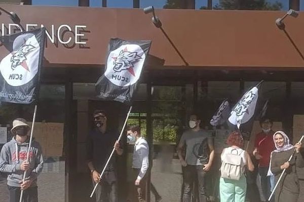 Des membres du syndicat SCUM et des élèves sont Master lors d'une manifestation devant la présidence de l'université Paul-Valéry à Montpellier, le 29 septembre 2021.