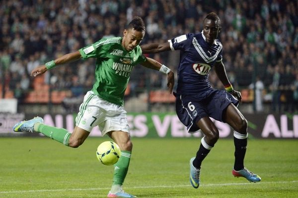 Aubameyang aux prises avec le défenseur bordelais Lamiane Sane durant la rencontre ASSE/Bordeaux (FCGB) le 03 mai 2013 à Geoffroy-Guichard.