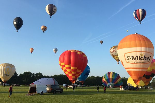 Une cinquantaine de montgolfières a rempli le ciel de Chalon ce samedi.