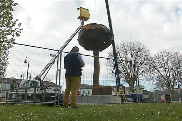 La statue à l'origine de la polémique, en cours d'installation à Bayonne ce vendredi 