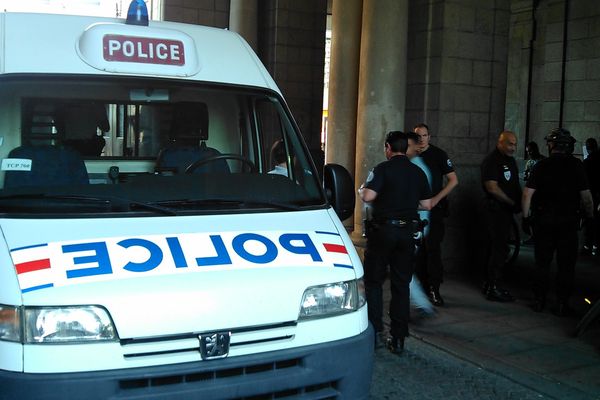 Les policiers ont procédé à des contrôles d'identité auprès de 18 jeunes mercredi soir place de la République à Rennes.