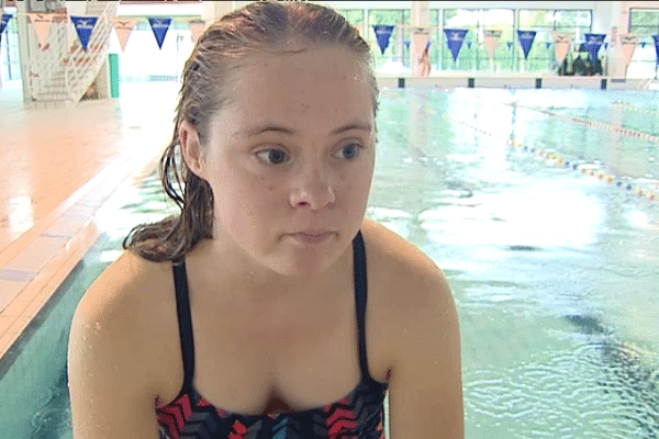 Cléo pendant son entraînement. Elle fait partie du club de natation du Pays de Redon. 