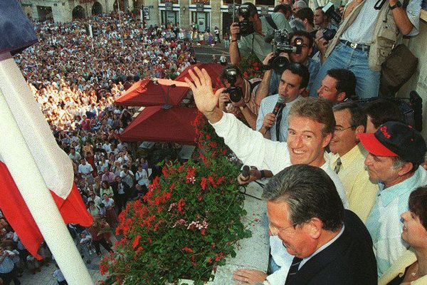 Le 17 juillet 1998, cinq jours après le sacre des Bleus, le capitaine Didier Deschamps était venu au balcon de la mairie de Bayonne pour rencontrer les habitants. 