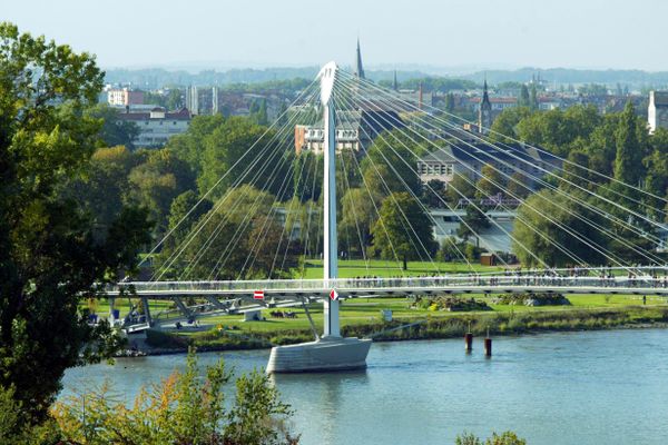 La passerelle Mimram (ou passerelle des Deux Rives) relie Strasbourg à Khel.