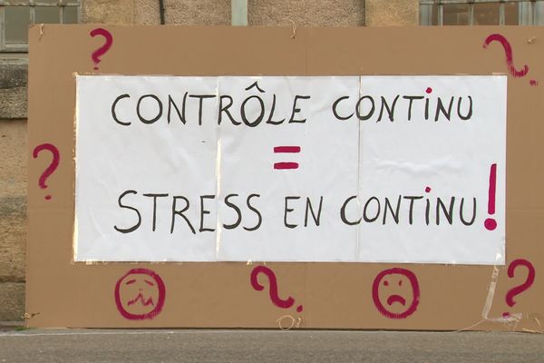 Plusieurs pancartes ont été installées devant le lycée Charles Gide d'Uzès avant l'épreuve d'Histoire-géographie en contrôle continu. Parents, élèves et enseignants protestent contre la réforme du baccalauréat.