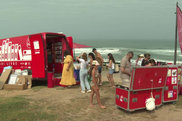 Depuis onze ans, les éditions du Livre de poche parcourent la côte atlantique avec un camion librairie itinérant, comme ici, à Biarritz, dans les Pyrénées-Atlantiques.