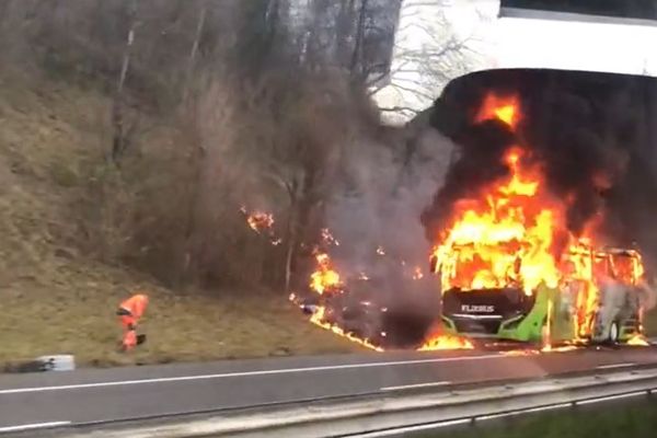 Un bus a pris feu sans faire de blessé sur l'autoroute A41, en Savoie, ce jeudi 22 novembre.