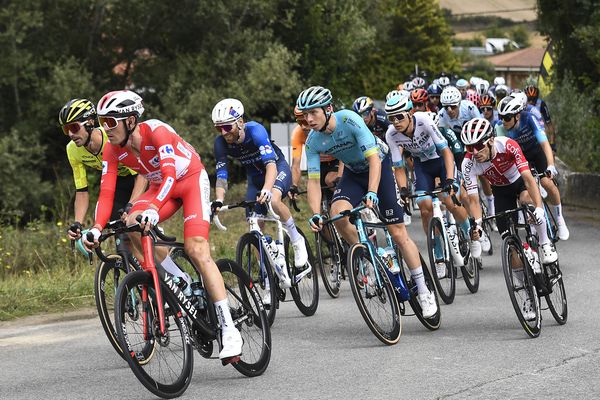 Le peloton de la Vuelta avec l'Australien Ben O'Connor en maillot rouge lors de l'édition 2024, remportée par le Slovène Primoz Roglic.