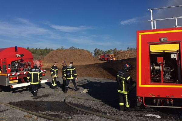 Intervention des sapeurs-pompiers du Puy-de-Dôme pour lutter contre le feu dans un tas de bois de 3000 mètres carrés