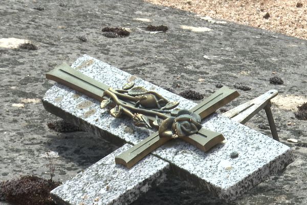 Des tombes ont été dégradée dans le cimetière d'Orcenais dans le Cher.