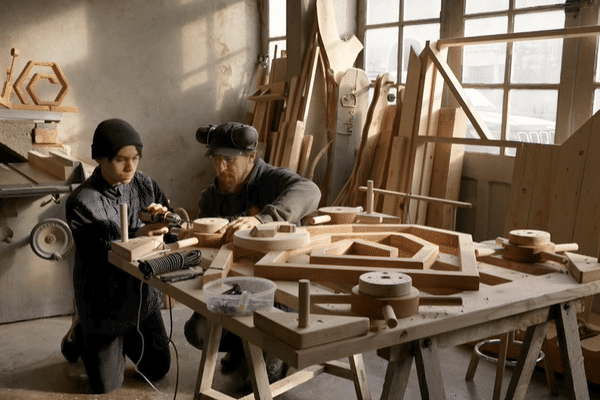 Bruno Thomas (à droite), dans son atelier d'Arinthod.