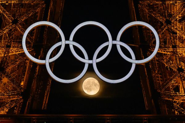 Les anneaux olympiques devraient rester sur la Tour Eiffel jusqu'en 2028.