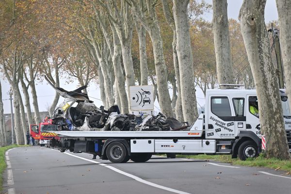 Quatre des cinq jeunes ont péri dans la voiture qui a pris feu après s'être encastré dans un platane.