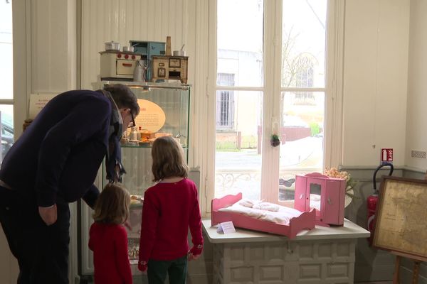 Les enfants sont intrigués par les jouets anciens. Ici, la collection de dinette.