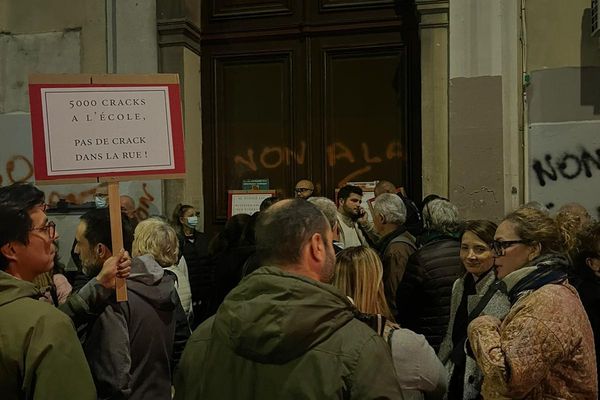 Une centaine de personnes était présente ce lundi 6 novembre pour dire non à la salle de shoot de Marseille.