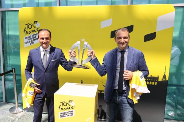 Le président du Piémont (à gauche) et le maire de Turin (à droite) brandissent le trophée "Grand Départ" offert par le Tour de France aux régions étrangères accueillant les premières étapes de la "Grande Boucle".