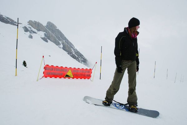 Après les dernières chutes de neige en altitude, le risque d'avalanche est marqué pour ce mardi 24 décembre, dans les Hautes-Alpes.