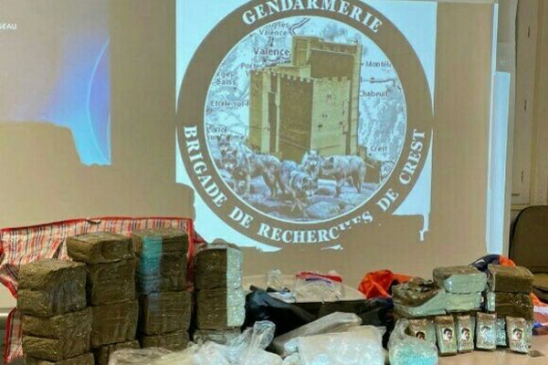 20 kg de résine de cannabis, plus de 3 kg de cocaïne, 517 cachets d'ecstasy, des véhicules, des armes, et plus de 50 000 € ont été saisis lors des perquisitions.