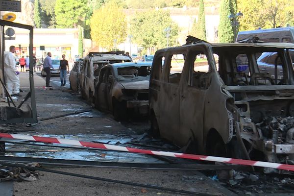 Des individus ont mis le feu à quatre voitures de police devant le commissariat de Cavaillon, dans le Vaucluse.