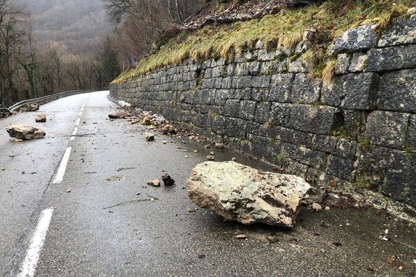 L'un des éboulements sur la RD21 entre Tenay et Hauteville, dans l'Ain, ce mercredi 8 janvier.