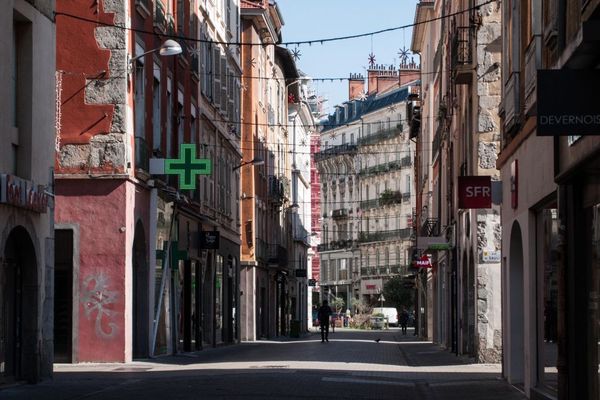 Dans l'hypercentre de Grenoble, comme ailleurs, les commerces ont baissé le rideau durant le confinement. 