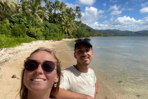 Après s'être embrasée il y a trois semaines, la Nouvelle-Calédonie semble peu à peu retrouver son calme. Mais plusieurs touristes se retrouvent toujours bloqués sur l'île depuis les émeutes qui ont frappé Nouméa. Parmi eux, Mathilde Gaillet, une Normande originaire de Bayeux et son compagnon Mathieu Desmarres.