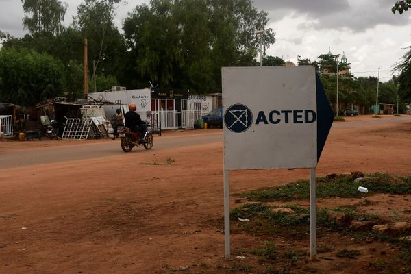 Panneau de l'ONG Acted à Niamey au Niger où six humanitaires français ainsi que leur guide et leur chauffeur ont été tués.