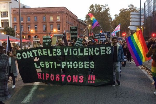 Ils organisent la riposte contre les attaques homophobes, quotidiennes, selon ces manifestants. 