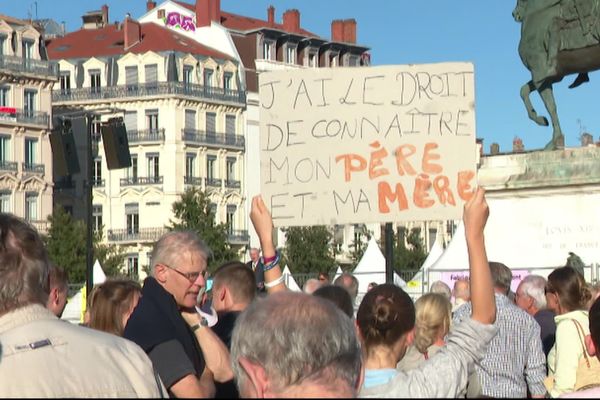 Près de 400 opposants à l'extension de la PMA ont répondu à l'appel de l'association "Cosette et Gavroche". 