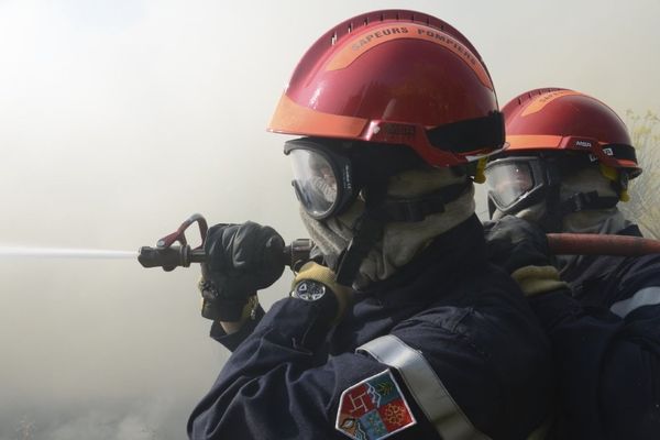 Feu de hangar à Calvisson - 30 sapeurs-pompiers et 10 engins ont été déployés sur place - illustration.